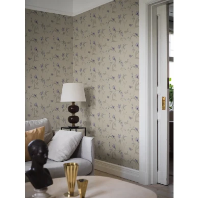 Marlene on romanttinne kukkatapetti violetilla kukilla ja beigella pohjalla image