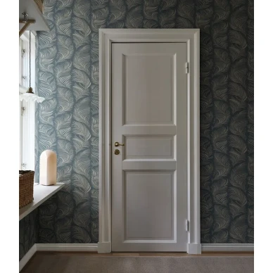 Tummansininen Grace tapetti hoyhenkuviolla image