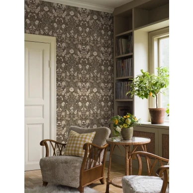 Borastapeter Ortagard 5725 ruskea kukkatapetti olohuoneessa kuva
