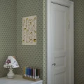 S10374 Betty vihrea kukktapetti lastenhuoneessa Sandberg
