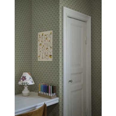 S10374 Betty vihrea kukktapetti lastenhuoneessa Sandberg image