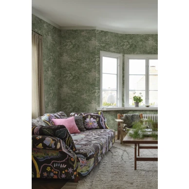 S10403 Forest Toile lehtitapetti olohuoneessa Green Sandberg image