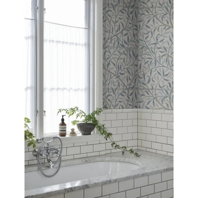 S10406 Emmie keittion lehtitapetti Misty Blue Sandberg image