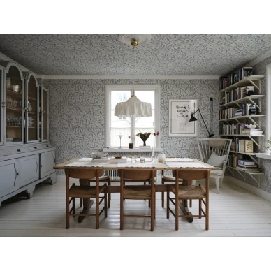 S10406 Emmie lehtitapetti Misty Blue keittiossa Sandbergb image