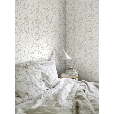 Marimakko Unikko 25914 beige kukkatapetti makuuhuoneessa kuva