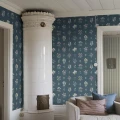 6952 AngsFloras sininen kukkatapetti olohuoneessa