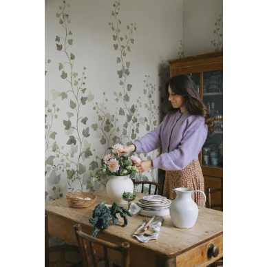 S10484 Ivy Green Sandberg Wallpaper interior1 kuva