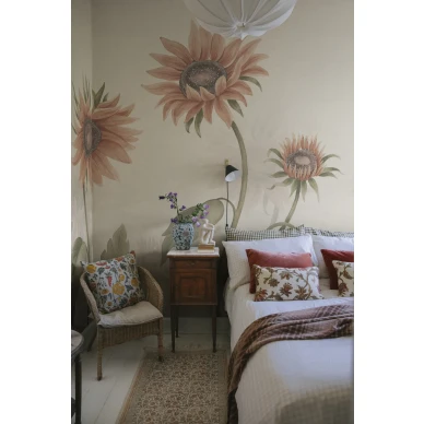 S10528 Sunflowers Peach Sandberg Wallpaper interior1 kuva