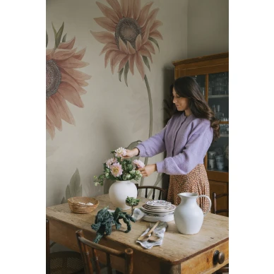 S10528 Sunflowers Peach Sandberg Wallpaper interior2 kuva