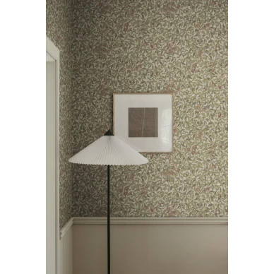 S10557 Linnea Burgundy Sandberg Wallpaper interior1 kuva