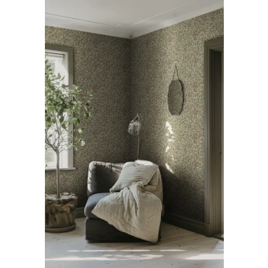 S10557 Linnea Burgundy Sandberg Wallpaper interior2 kuva