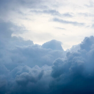 Above the Clouds sininen dramaattinen pilvitapetti Rebel Wallsilta R13681 kuva