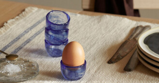 Lasinen munakuppi Tinta Egg Cups Ferm Living