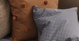 Pehmea sisustustyyny lastenhuoneeseen Dot Toufted Cushion Ferm Living