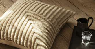 Pehmea sisustustyyny makuuhuoneeseen Crease Wool Cushion Ferm Living
