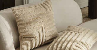 Pehmeat sisustustyynyt olohuoneeseen Crease Wool Cushion