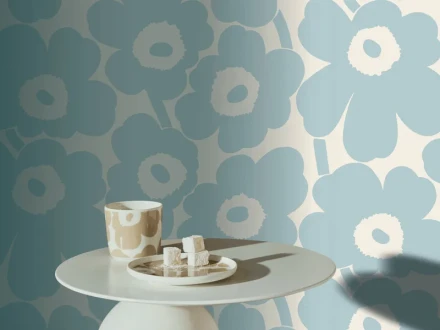 Marimekon Unikko tapetti sinisella kukilla